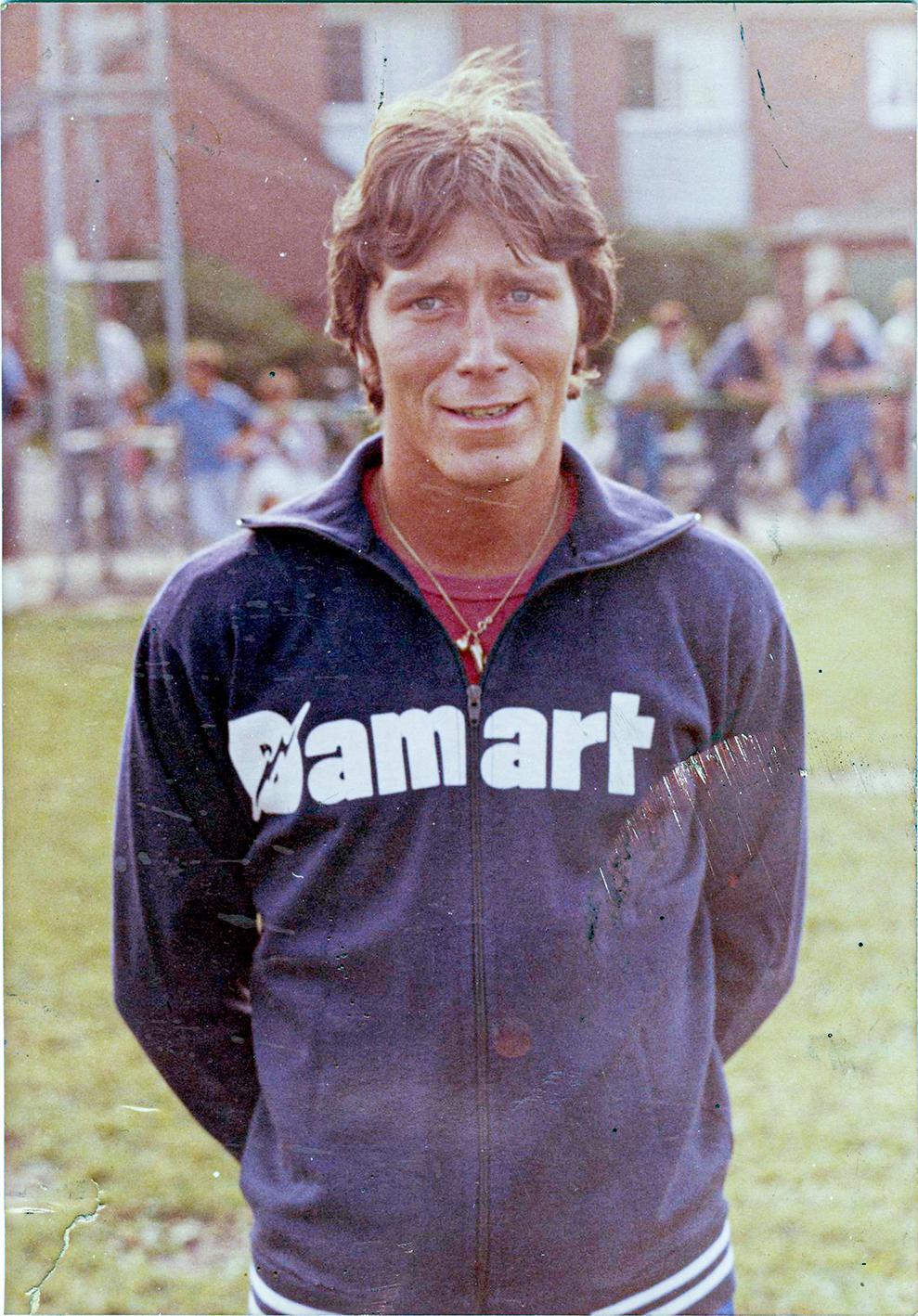 Damart zette de schouders onder voetbalploeg Dottenijs dat zo doorstootte naar derde klasse en waar Marc ook ging spelen.
