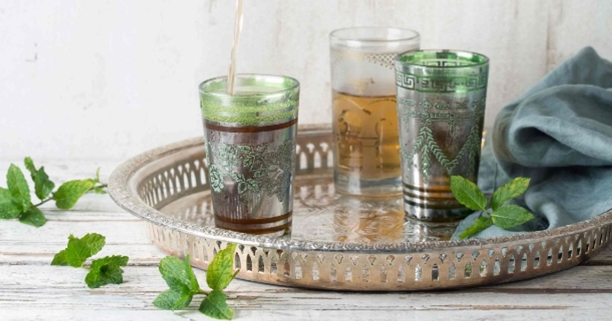 Zo zet je échte Marokkaanse muntthee - Libelle Lekker