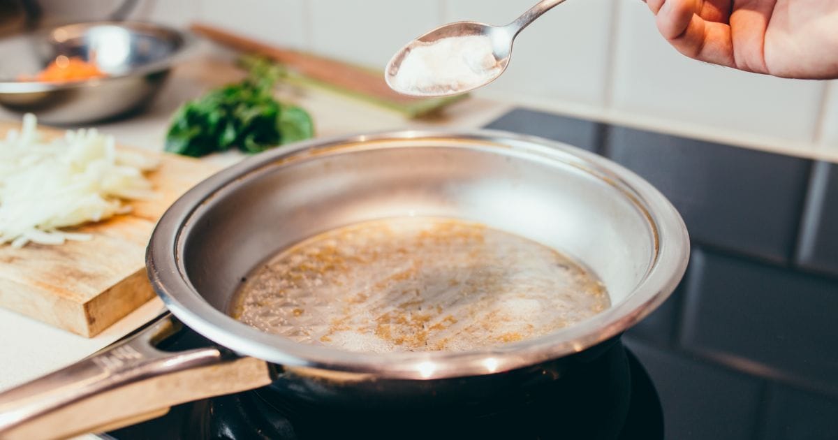 hoe aangebrande pan schoonmaken