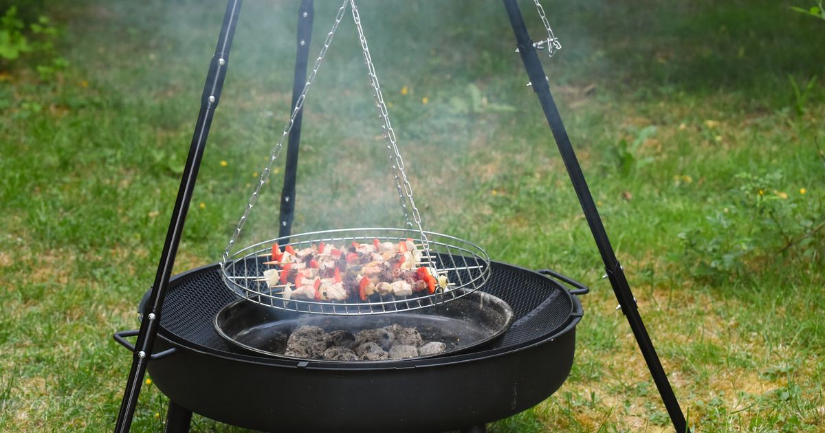 Driepoot Back to basic: buiten koken op een driepoot - Libelle Lekker