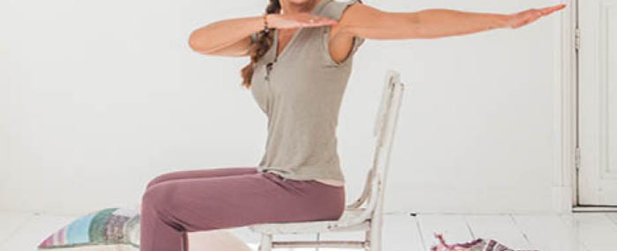 Stoelyoga Egyptische Zonnegroet