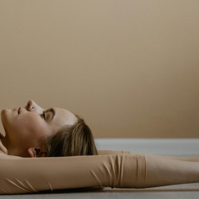 Kapha yoga voor lichtheid en beweging.