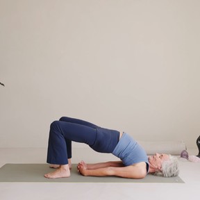 Yoga stretch in de ochtend les