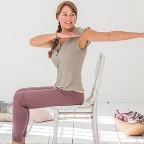 Stoelyoga Egyptische Zonnegroet