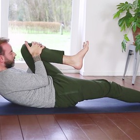 avondyoga oefeningen om lekker te slapen yogatv
