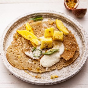 zomerse rijst-kokos-pannenkoekjes met exotisch fruit