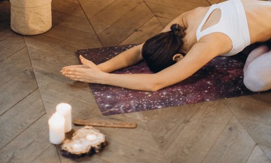 Ontspannen feestdagen yogahouding