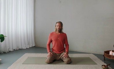 Jaladhara ademoefening voelend aanwezig