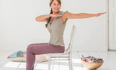 Stoelyoga Egyptische Zonnegroet