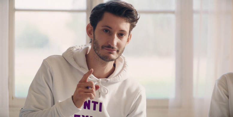 ça Veut Dire Quoi Pécho Une Meuf Angèle sort le clip de "Balance ton quoi" et c'est une merveille!